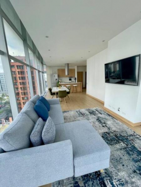 Luxurious 1-bedroom Condo in Iconic City Building